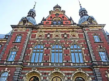 Detail of main facade, with conference room large windows