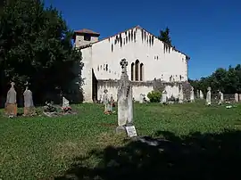 The church and cemetery in Beauchalot