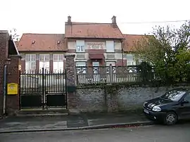 The town hall and school of Becquigny