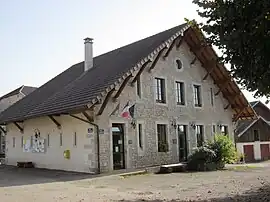 The town hall in Besain