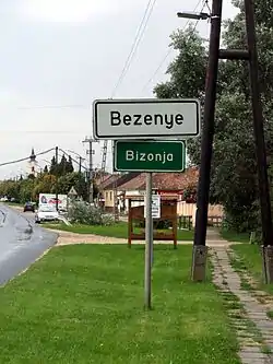 Bilingual city limit sign