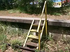 Steps from platform to track