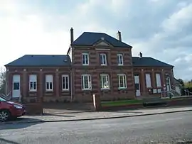 The town hall and school in Bouillancourt-en-Séry