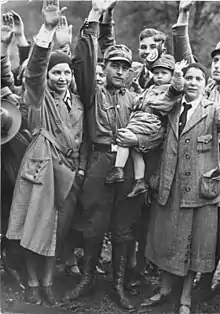 A man with a toddler on his arm in 1931, both in uniforms of the Nazi Party.Photo: Bundesarchiv