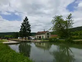 The Saint-Rémy lock on the Bourgogne Canal