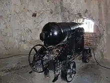 Cannon mounted on a Gibraltar garrison carriage – an 1870s refinement of Koehler's design, using a large rearward wheel to control the angle of the gun