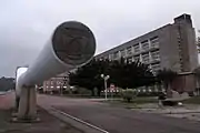 The gun of Lanvéoc at the École Navale, in front of the Orion building