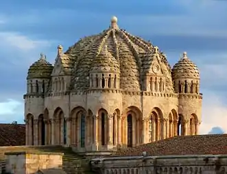 The cupola of the Cathedral of Zamora has a ribbed stone vault and gives light to the centre of the church.