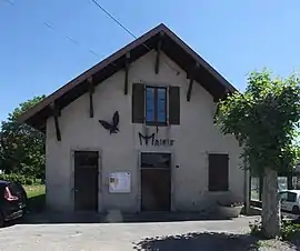 The town hall in Charency