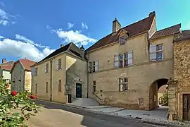 The town hall in Chariez