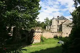 The  château of Arthies and the fortified gate