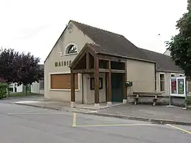 The town hall in Chenou