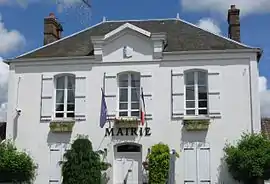 The town hall in Chevru