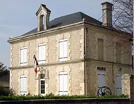 The town hall in Chives