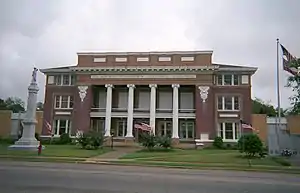 Clarke County courthouse and Confederate monument in Quitman