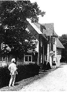 Mark Twain at the Voss cottage, 1907.