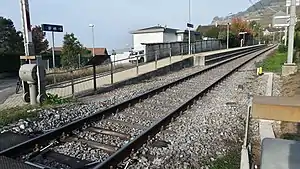 Single-track line with side platform