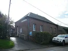 The town hall and school in Cressy-Omencourt