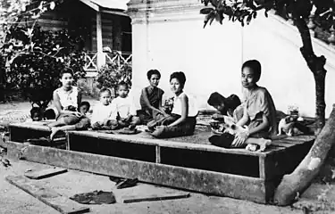 Princess Dara Rasmi, a princess of Chiang Mai wearing pha nung and pha biang at Dusit Palace, 1909