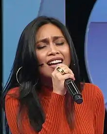 Nurfaizah performing on MeleTOP in 2016.