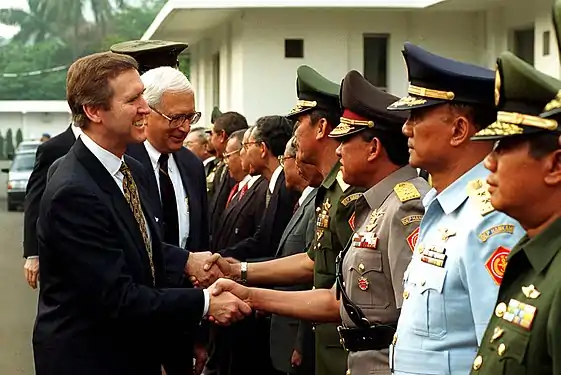 Feisal Tanjung shaking hand with visiting Defense Secretary of USA William Cohen