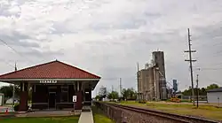 Visitor center and grain towers along the railroad tracks