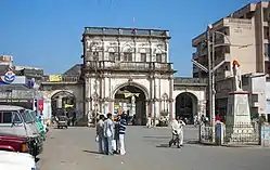 Teen Darwaza, Dhoraji