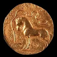 Samudragupta coin with Ashvamedha horse standing in front of a yūpa sacrificial post, with legend "The King of Kings, who had performed the Ashvamedha sacrifice, wins heaven after conquering the earth".