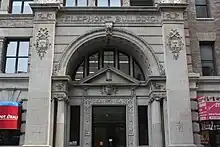 The main entrance to the building in the easternmost bay of the Willoughby Street facade