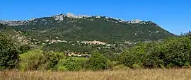 Duilhac-sous-Peyrepertuse with the Peyrepertuse castle