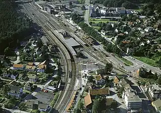 Aerial view (1980) of the station (Keilbahnhof), with lines continuing to Eglisau (top), Zürich HB (left) and Winterthur (right)