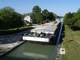 The canal lock in Melz-sur-Seine