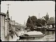 The viaduct between Westerdok and Korte Prinsengracht (1899). Right: Bickersplein, turret of the Eilandskerk.