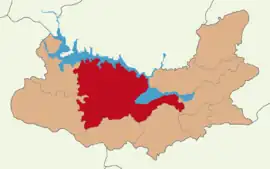 Map showing the location of the district in the centre of the province next to a large river