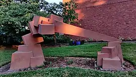 The sculpture is displaid from the side, during sundown