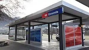 Flat-roofed waiting area