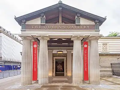 New Classical Doric columns of the Queen's Gallery, Buckingham Palace, London, by John Simpson, 2000-2002