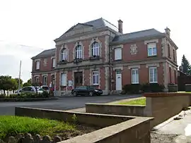 The town hall in Esmery-Hallon