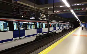 Line 2 train in Alsacia station