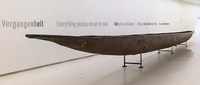 Long dugout canoe used by King Leopold III in the Congo and offered by the inhabitants of Ubundu. Installed in the entrance of the renovated museum.