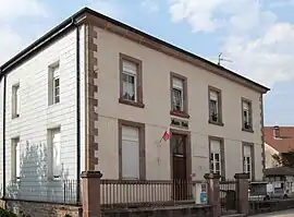 The town hall and school in Fays