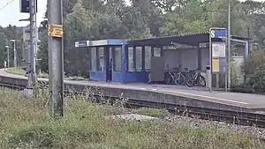 Curved side platform next to single track