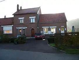 The town hall and school in Fontaine-sous-Montdidier