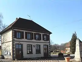 Town hall and World War I memorial