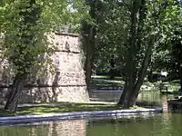 Wall remnants of the Allerheiligenbollwerk (all hallows' bulwark) at the Rechneigrabenweiher,  a remnant of the water moat that once surrounded the city