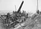 Canadian Army officers inspecting a Canon de 305 modèle 93/96 TAZ in 1917.