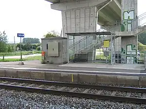 Side platform beneath roadway with connecting stairs