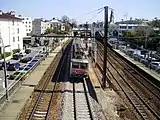 Train stopping at platform 2b, towards Paris-Montparnasse.To the left and right, the side platforms can be seen