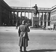 German sentries in front of the monument, in 1939 or 1940