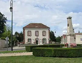 The town hall in Gironville